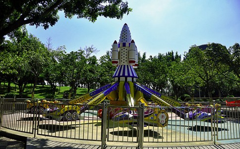 兒童游樂(lè)設(shè)備安裝護(hù)欄非常重要